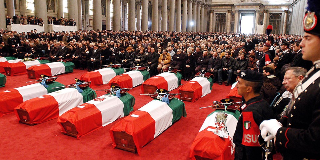 Una immagine di archivio, datata 18 Novembre 2003, mostra un momento dei funerali di Stato, nella Basilica di San Paolo a Roma, degli Italiani caduti nell'attentato a Nassiriya (Iraq). /ARCHIVIO - ANSA - KRZ