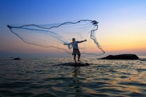 12916521-gettando-rete-da-pesca-durante-l-39-alba-thailandia