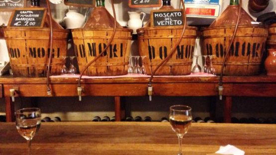Rosina è la proprietaria di un bar, di quelli dove si beve forte …
